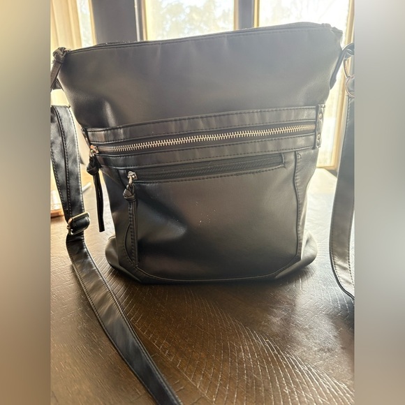 Bueno Handbags - Classic Black Bueno Bag